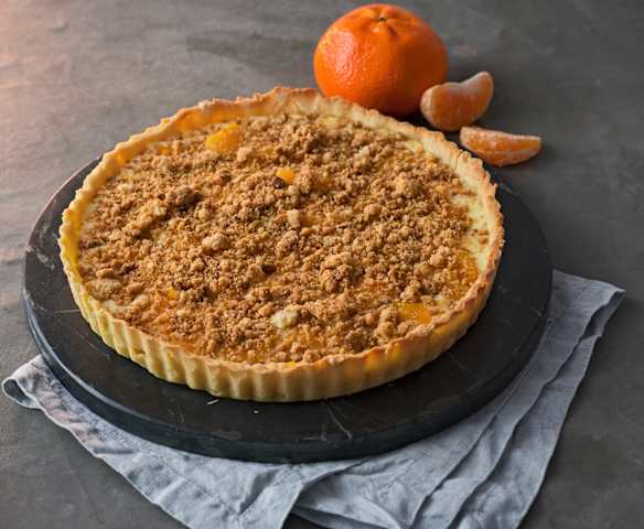 Mandarinentarte mit Nusscrumble