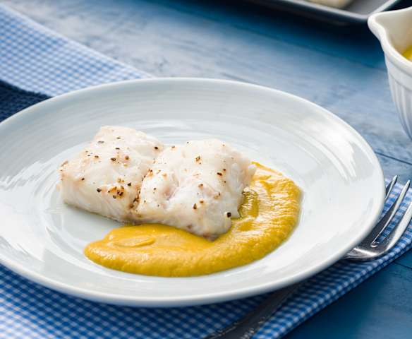 Merluza al vapor con crema de ajo y jerez
