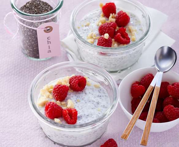 Chia-Pudding mit Magerquark und Himbeeren