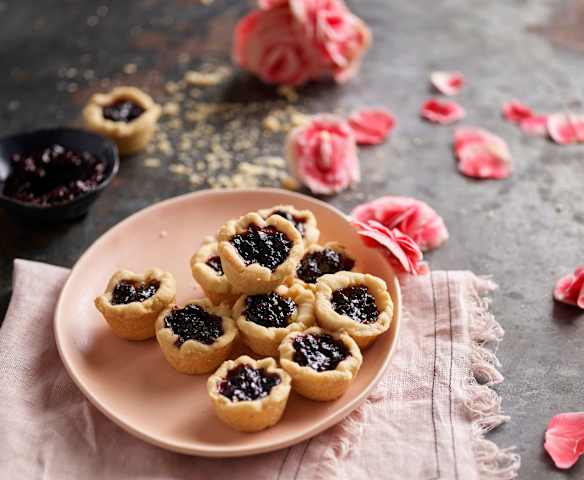 Minitartes de brie com doce de framboesa