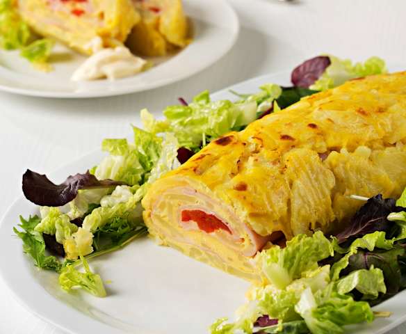 Rollo de tortilla de patata con jamón, queso y pimiento