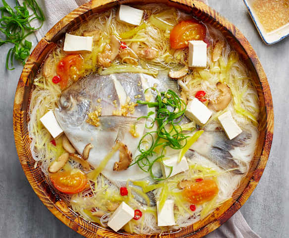 Bawal Kukus Tio Ciu dengan Bihun (Teochew Steamed Pomfret With Mee Hoon)