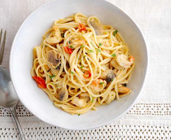 Linguini com camarão e cogumelos
