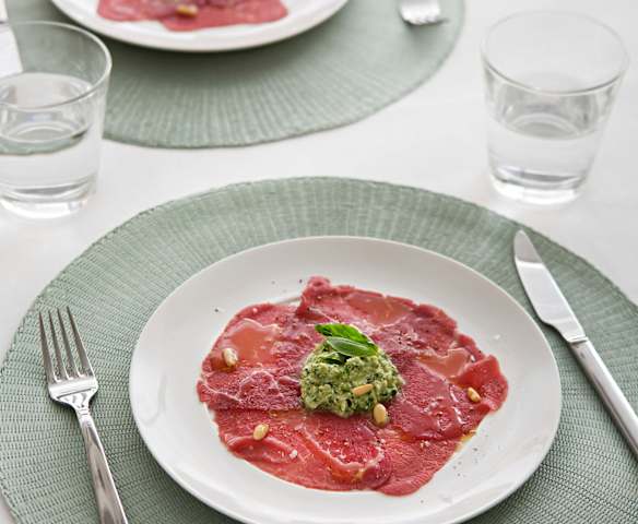 Carpaccio de ternera con salsa de piñones para dos