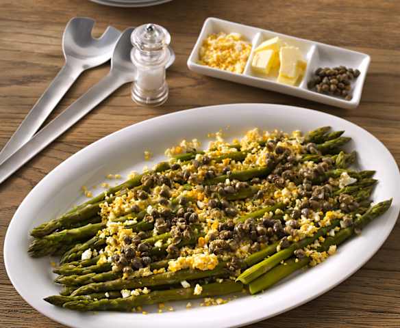 Espárragos al vapor con salsa de alcaparras