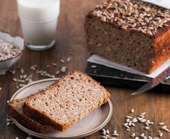 Pszenno-żytni chleb pełnoziarnisty na zakwasie z maślanką i słonecznikiem