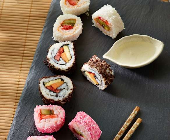 Süßes Sushi mit Obst (Inside-out)