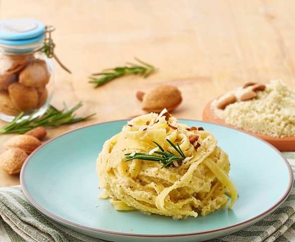 Tagliatelle con pesto di rosmarino Tagliatelle con pesto di rosmarino