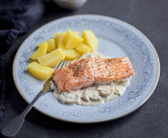 Saumon et pommes de terre, sauce aux champignons