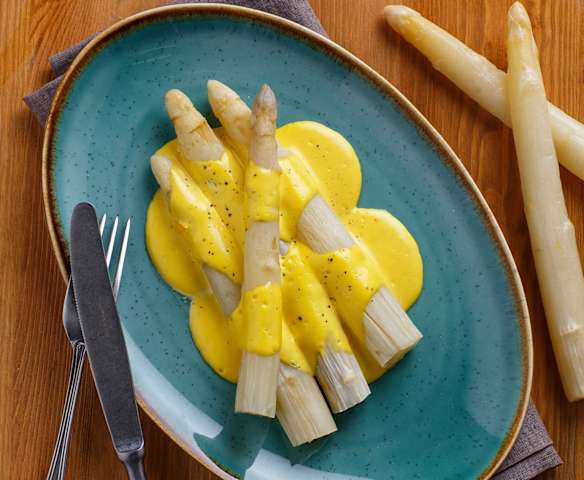 Contorno di asparagi bianchi con salsa olandese allo yogurt