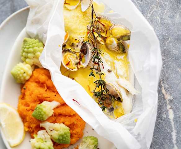 Papillote de barbue aux petits légumes, sauce au safran