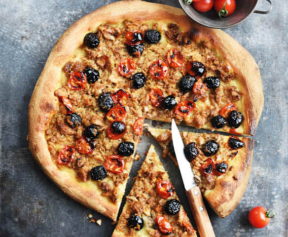 Pizza au thon, aux olives et aux tomates