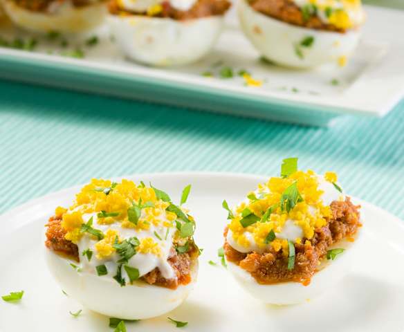 Huevos rellenos de carne