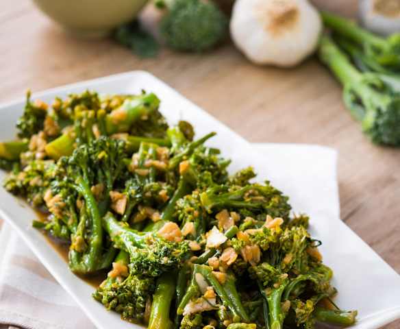 Bimi crujiente con salsa de ajos