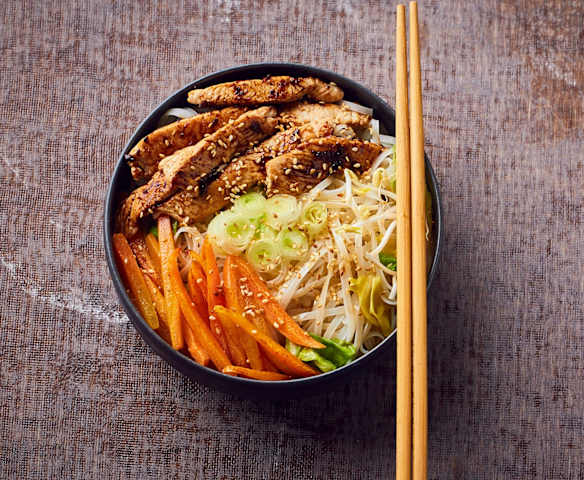 Tagliatelle cinesi con tacchino in salsa di prugne