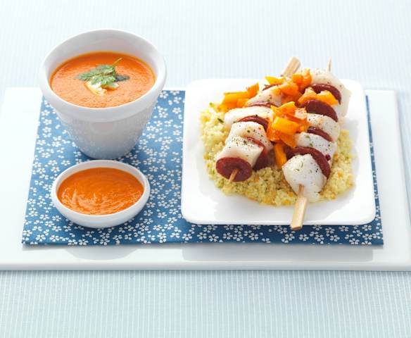 Brochettes de cabillaud et chorizo, semoule aux légumes et velouté poivron et féta Brochettes de cabillaud et chorizo, semoule aux légumes et velouté poivron et féta