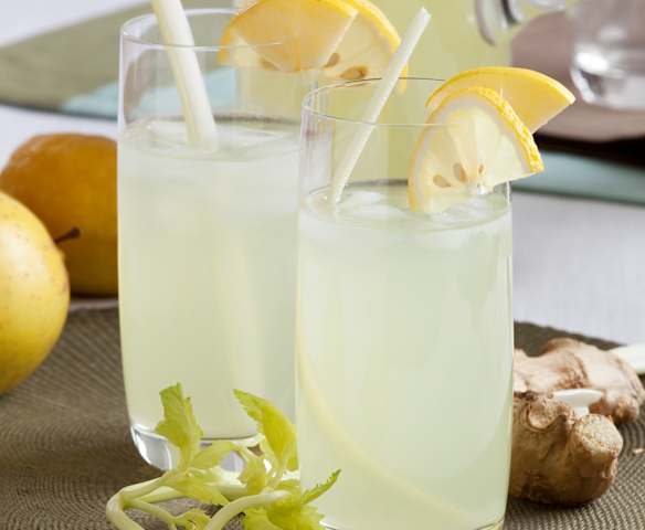 Agua con aroma de apio, limón, jengibre y manzana