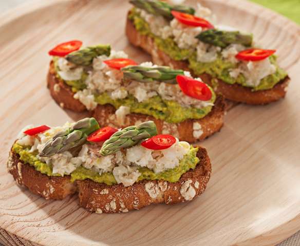 Crostino con pesto di asparagi, pistacchi e ceviche di gamberi