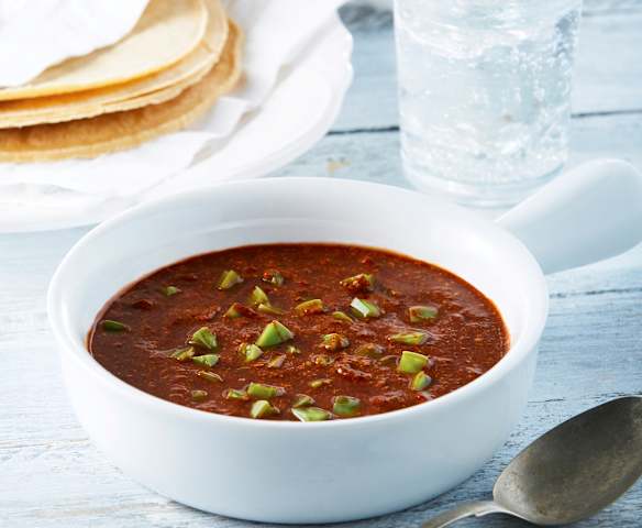 Sopa de nopales y huevo hilado