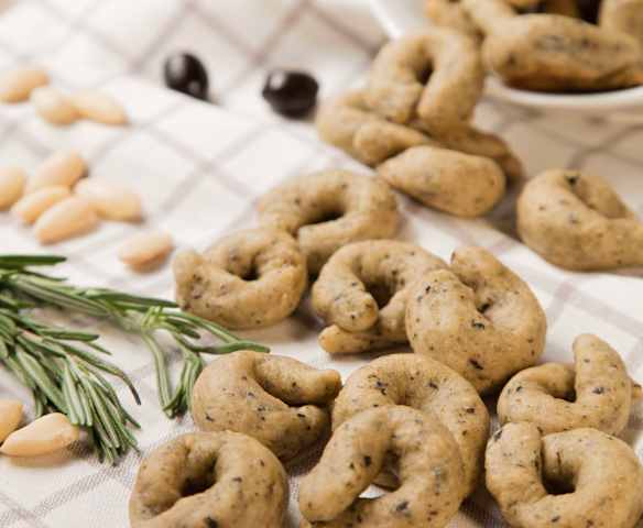 Taralli con farina di mandorle, rosmarino e olive