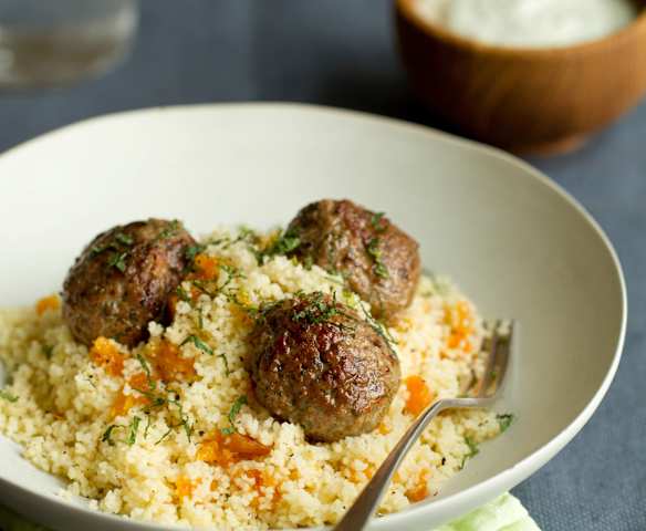 Lammekødboller med cuscous og mynteyoghurt Lammekødboller med cuscous og mynteyoghurt