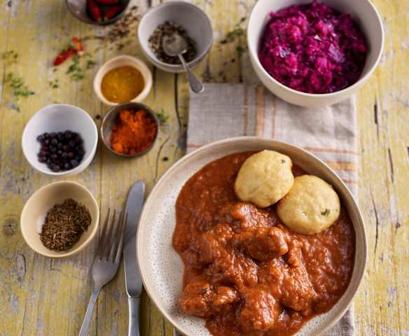 Carne guisada com bolinhos de pão a vapor e couve roxa