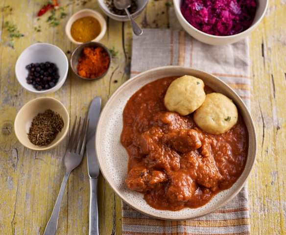 Goulash di manzo con gnocchi di pane e cavolo rosso (Bimby Friend)