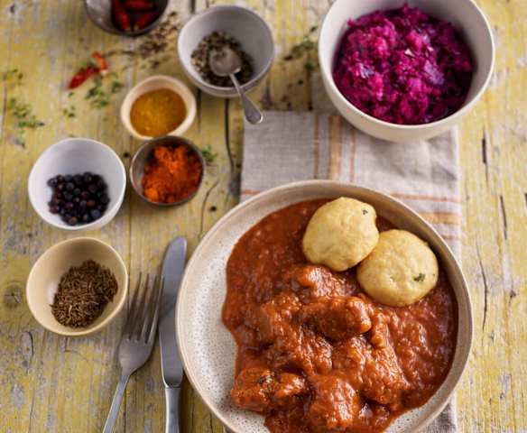 Goulash de bœuf, dumplings de pain et chou rouge
