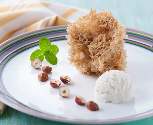 榛果海綿蛋糕佐優格冰淇淋