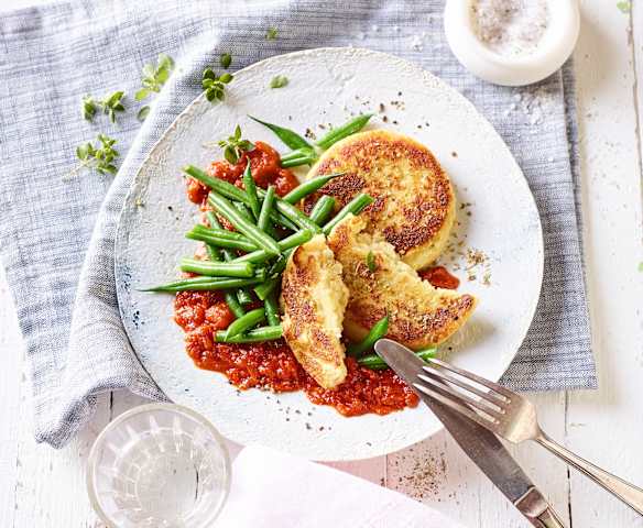 Kartoffel-Mandel-Taler mit Bohnen und Tomatensauce