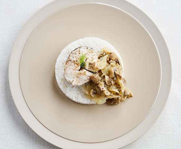 Pescada cozida com cebolada de cogumelos