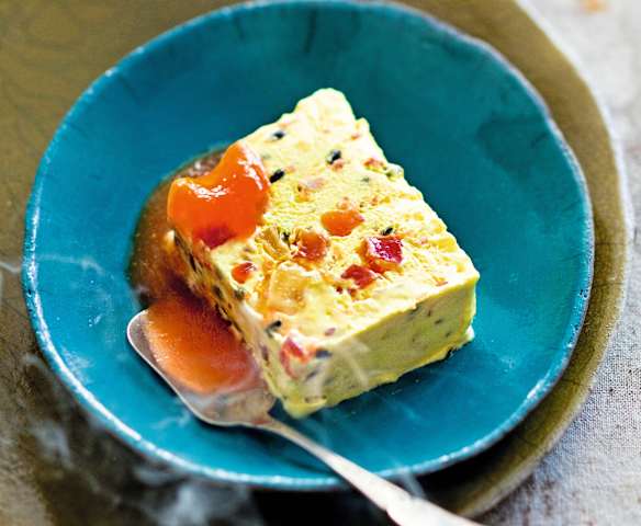 Nougat glacé aux fruits de la Passion, coulis de papaye