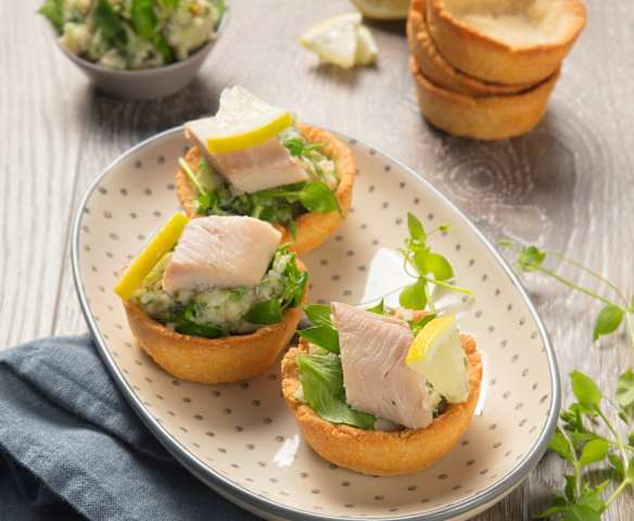 Parmesanschüsserl mit Räucherforelle und Vogelmiere