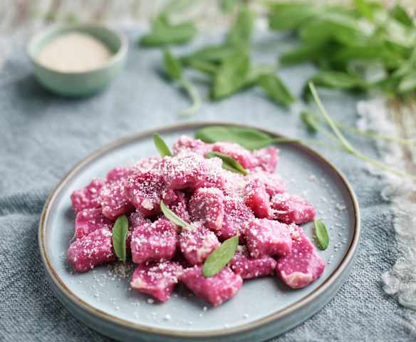 Gnocchi de beterraba com manteiga de salva
