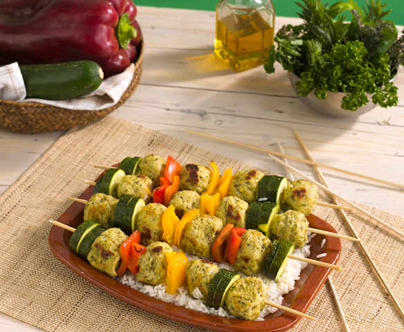 Brochetas de albóndigas de pollo y arroz con calabacín