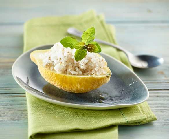 Zitronenhälften mit Granita
