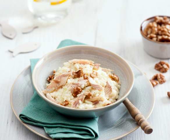 Risotto z wędzonym pstrągiem, selerem naciowym i orzechami włoskimi