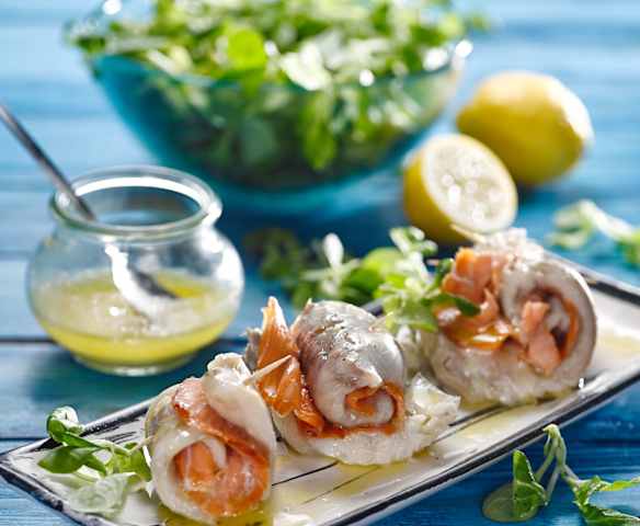 Závitky z tresky a lososa s česnekovou omáčkou