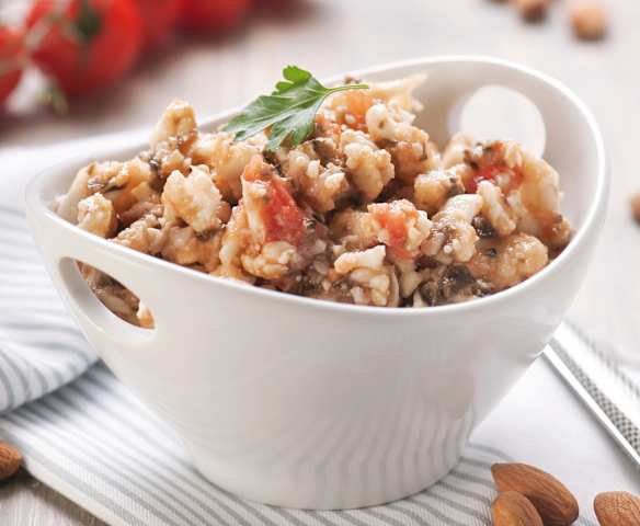 Sałatka z kalafiora, pomidorów, migdałów i oliwek