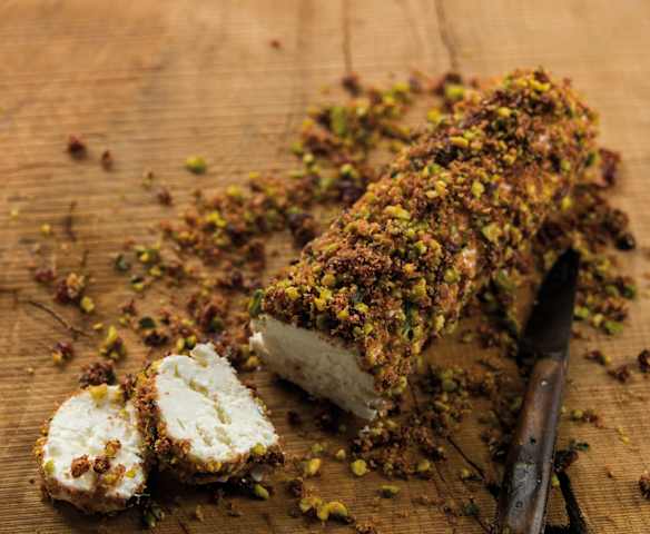 Rolo de queijo de cabra com crocante de frutos secos e bacon