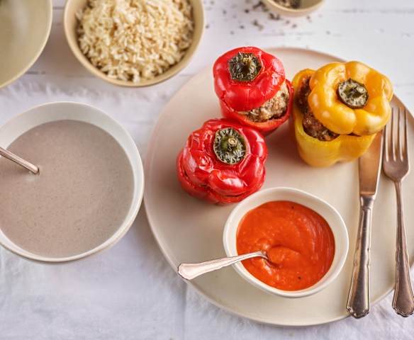 Menú: Crema de champiñones. Pimientos rellenos y arroz integral en salsa de tomate