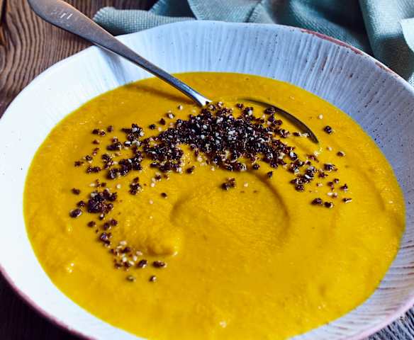 Möhrencremesuppe mit geröstetem Pumpernickel