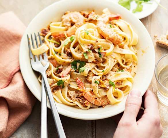 Tagliatelle aux crevettes et aux tomates séchées