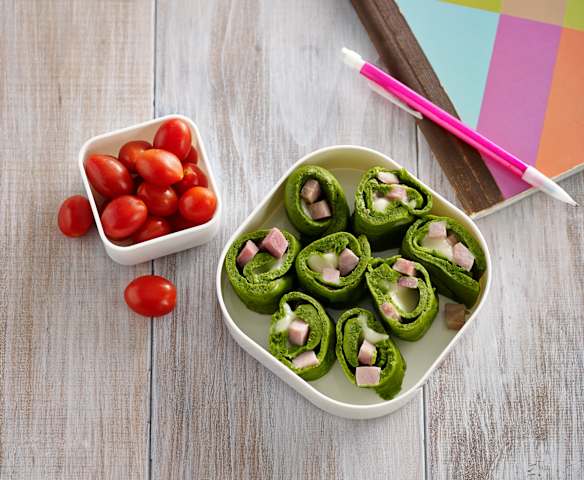 Roladki z zielonego omletu z szynką i mozzarellą