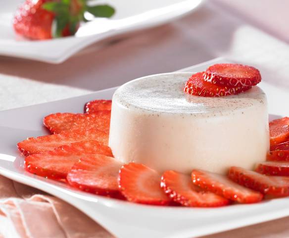 Kokos-Panna-Cotta auf Erdbeer-Carpaccio