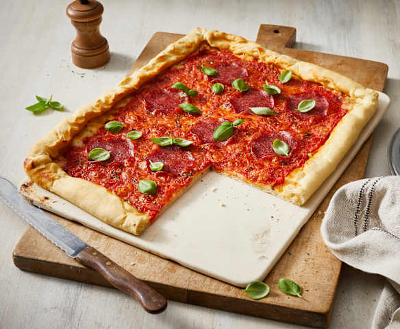 Pizza de salami con borde de queso