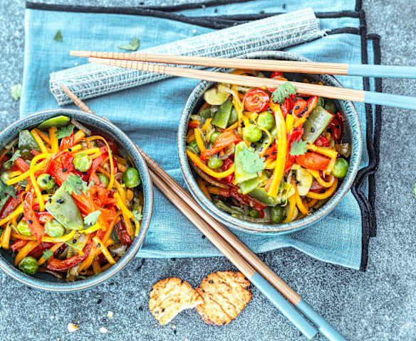 Legume în stil wok cu pudră de curry