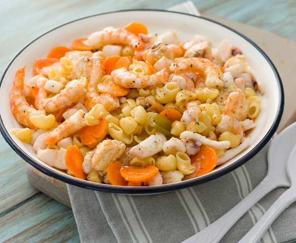 Ensalada de pasta con rúcula y frutos de mar