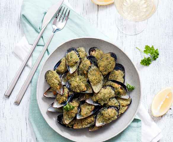 Omułki zapiekane z ziołową bułką tartą