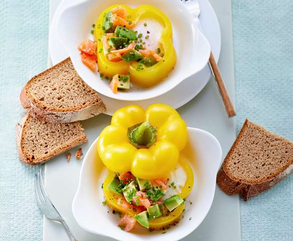 Frühstücksei mit Lachs und Avocado